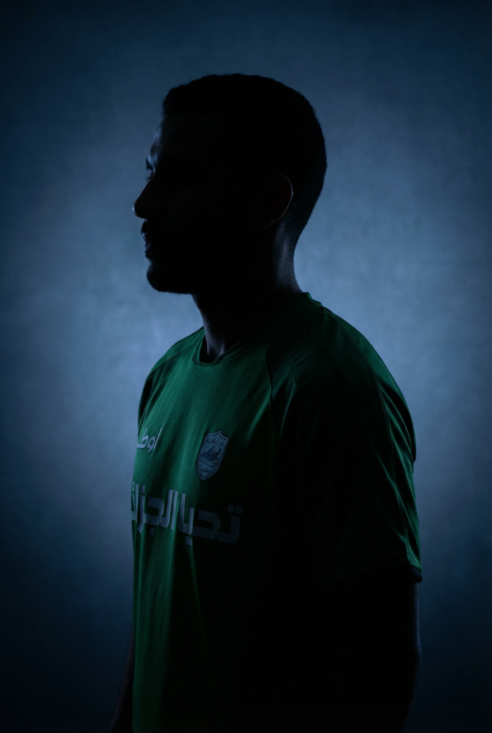 Personne avec n fond noir portant le maillot vert de l'algérie