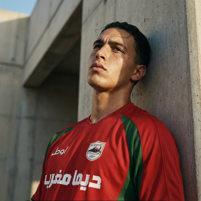 Maghrébin portant le maillot rouge du maroc 